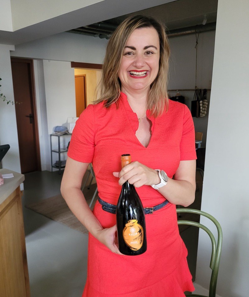 Biljana met een fles Macedonische orange wine in haar handen